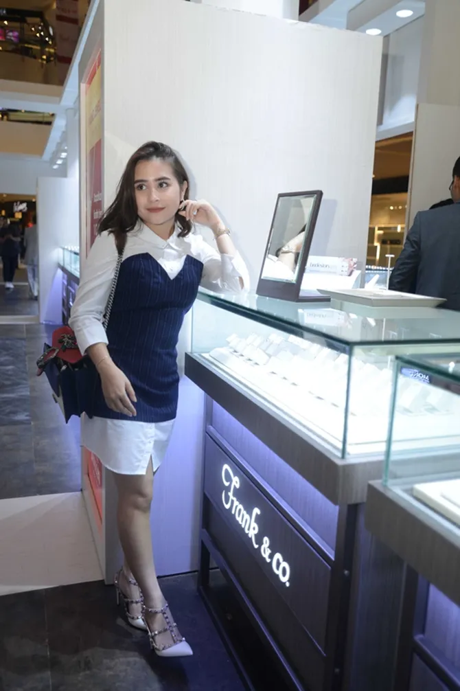 Fashion anggun Prilly Latuconsina sat menghadiri sebuah acara gerai perhiasan © KapanLagi.com/Bayu Herdianto