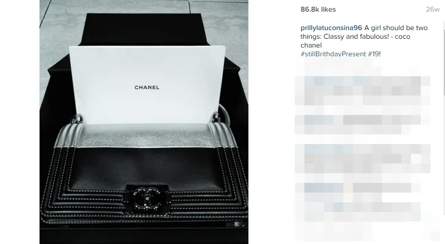 Salah satu tas Prilly. Chanel pemberian ibunda yang harganya berkisar antara Rp 40 juta ©instagram/prillylatuconsina96