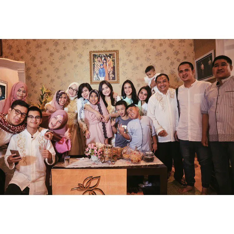 Prilly Latuconsina dan keluarga, pilih baju lebaran yang seragam © instagram.com/prillylatuconsina96