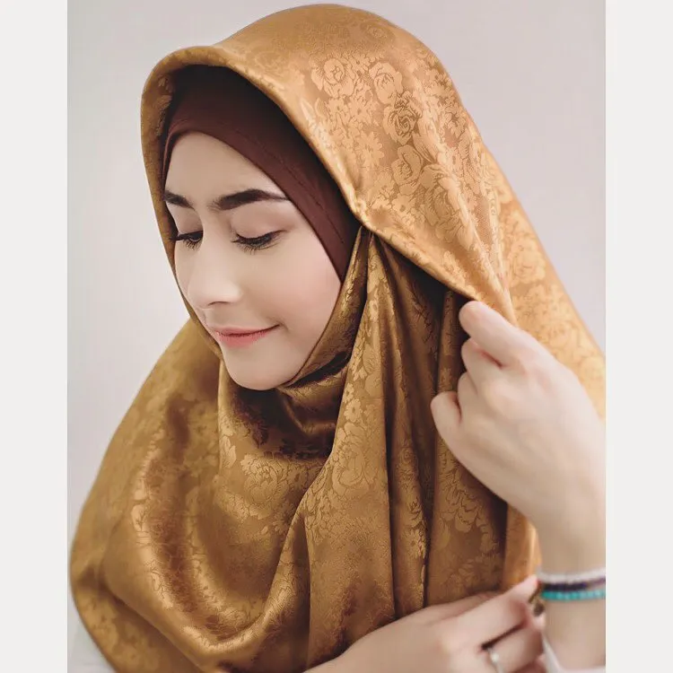 Nggak sedikit yang menyukai penampilan Prilly Latuconsina dengan hijab © instagram.com/prillylatuconsina96