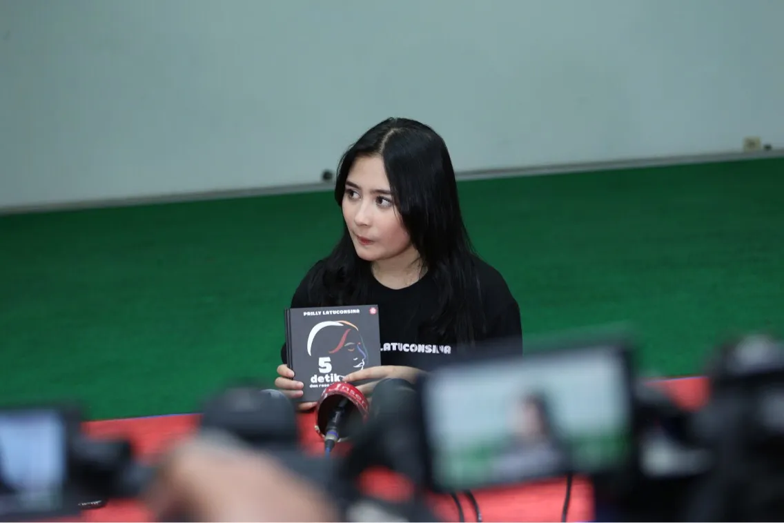 Prilly Latuconsina, saat berada di acara launching buku '5 DETIK DAN RASA RINDU' © KapanLagi.com/Mathias Purwanto