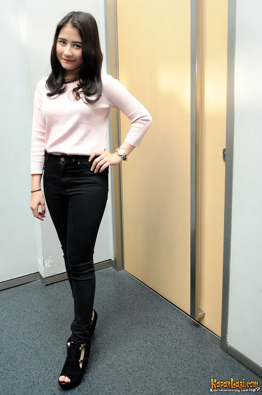 Prilly Latuconsina masih dilarang untuk melakukan sulam alis. ©KapanLagi.com®/Bambang E Ros