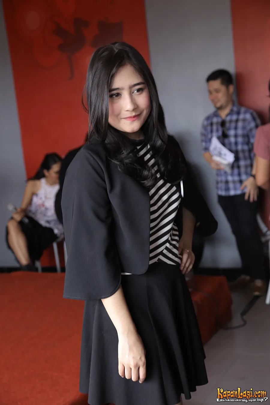Prilly membawa bukti berupa hasil tes keperawanan sebagai bukti atas fitnah netizen di dunia maya. ©KapanLagi.com®/Agus Apriyanto