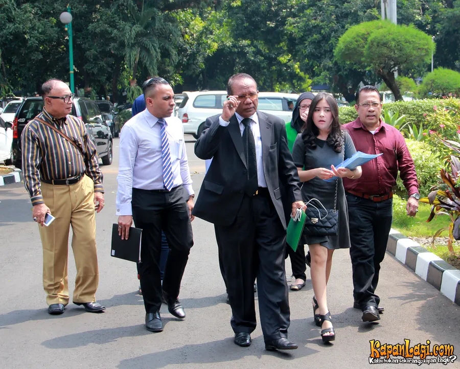 Ditemani kuasa hukumnya, Prilly melaporkan kasus editing foto tanpa busana. ©KapanLagi.com®/Muhammad Akrom Sukarya