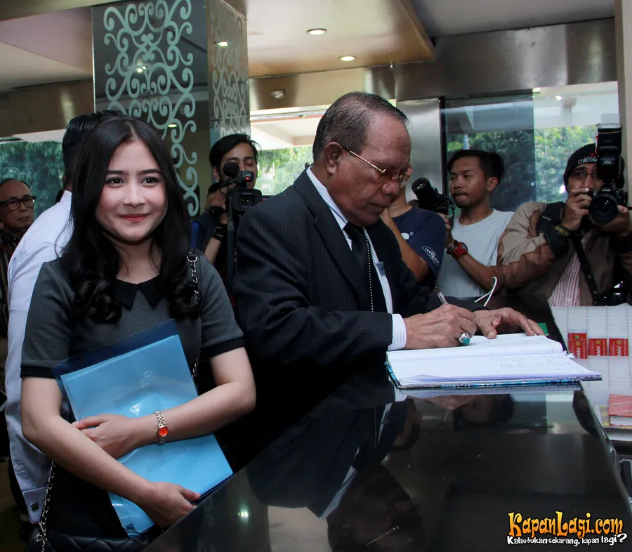 Suasana saat Prilly laporkan haters /©KapanLagi.com®/M. Akrom Sukarya