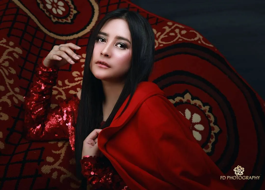Make-up dan hairdo flawless membuat Prilly tampil glamor di pemotretan ini. Credit: via instagram.com/fdphotography90