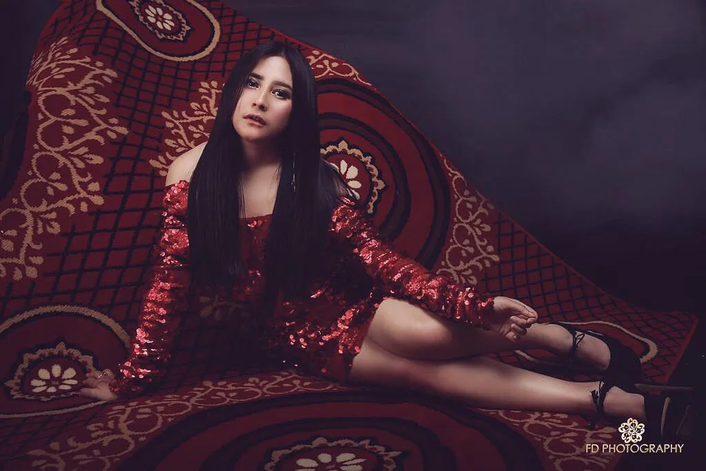 Pakai gaun sequin merah, Prilly tampil memukau! Credit: via instagram.com/prillylatuconsina96