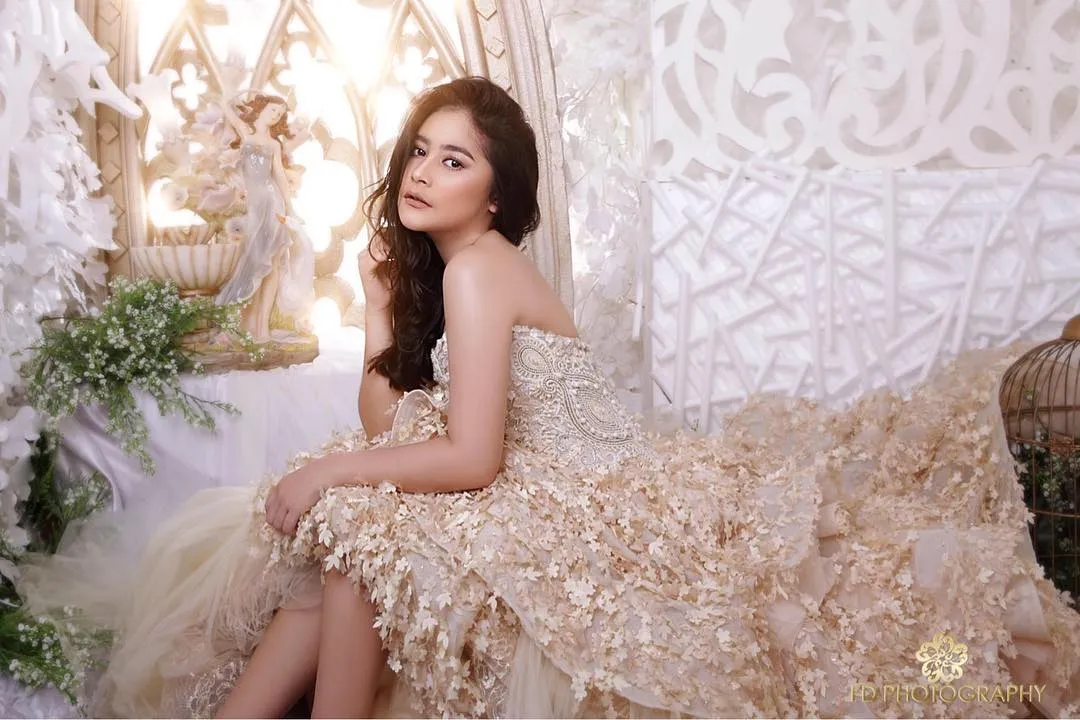 Dalam photoshoot lain, Prilly tampil bagaikan putri raja! Credit: via instagram.com/prillylatuconsina96