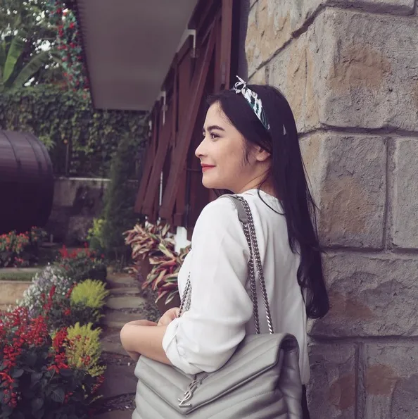 Prilly Latuconsina merupakan salah satu bintang muda dengan penampilan yang stylish. /©instagram.com/prillylatuconsina96