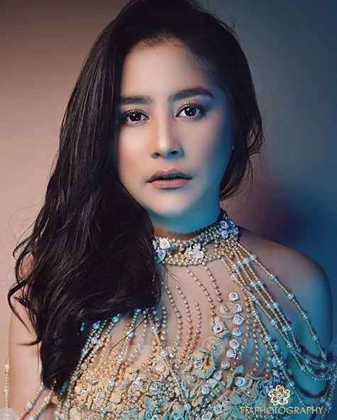 Dalam pemotretan terbaru, Prilly tampil memukau dengan make-up yang sempurna. /©instagram.com/prillylatuconsina96