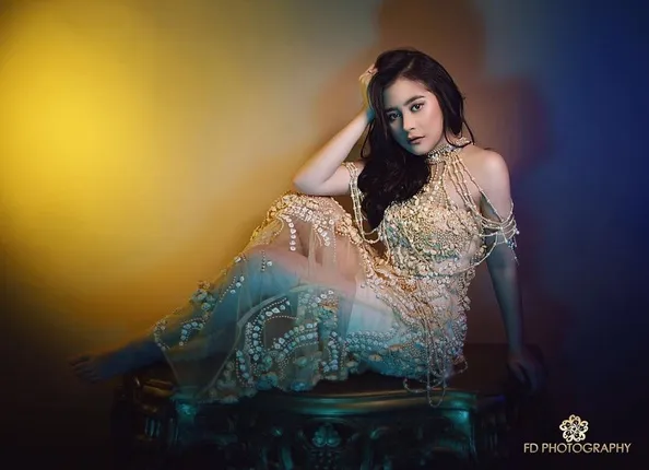 Bagai seorang dewi, Prilly bergaya di pemotretan terbaru. Memukau! /©instagram.com/prillylatuconsina96