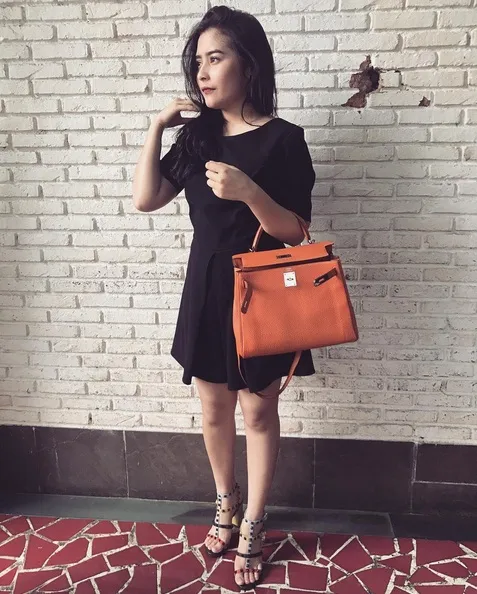 Prilly juga dikenal dengan seleb stylish dengan gaya feminin. /©instagram.com/prillylatuconsina96