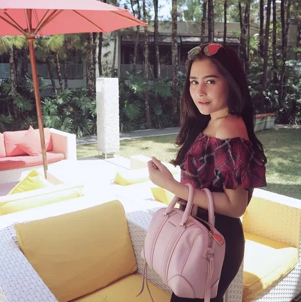 Pamerkan pundah, Prilly berpose tampil mempesona. Stunning! /©instagram.com/prillylatuconsina96