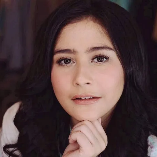 Prilly Latuconsina tak hanya sukses dalam dunia akting namun berbakat sebagai penyanyi. /©instagram.com/prillylatuconsina96