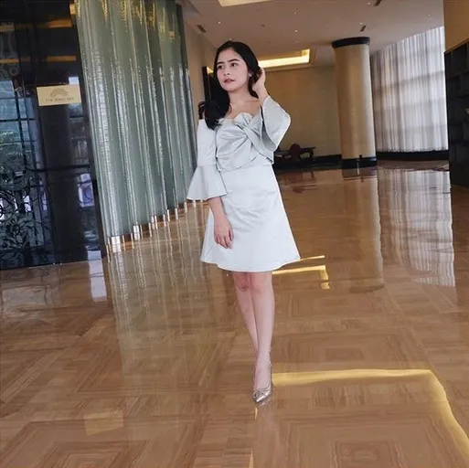 Dengan mengenakan dress, Prilly Latuconsina gemar dengan gaya feminin. /©instagram.com/prillylatuconsina96