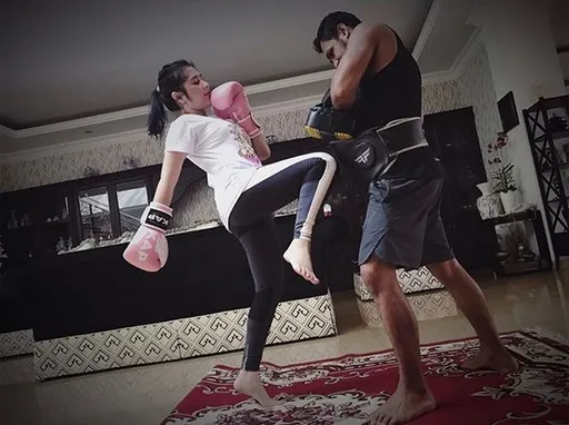 Belakangan ini nampaknya Prilly Latuconsina sedang rajin lakukan olahraga boxing. /©instagram.com/prillylatuconsina96