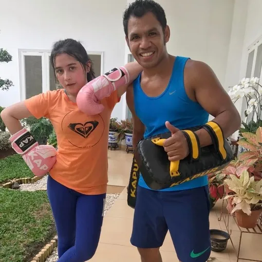 Berpose dengan instruktur, tampak Prilly Latuconsina yang mandi keringat dan makin langsing! /©instagram.com/prillylatuconsina96