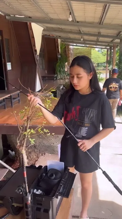 Prily Latuconsina Mancing Dapat Ikan Besar (Credit: Instagram/prillylatuconsina96)