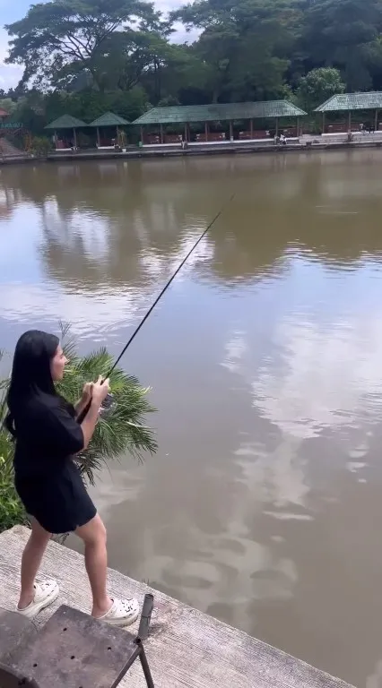 Prily Latuconsina Mancing Dapat Ikan Besar (Credit: Instagram/prillylatuconsina96)