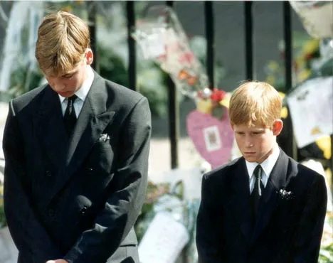 Pangeran Harry kecil tak percaya ibunya telah meninggal © via dailymail.co.uk