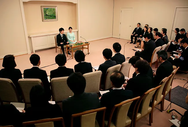 Puteri Mako dan sang calon suami Kei Komuro. cr: hellomagazine.com