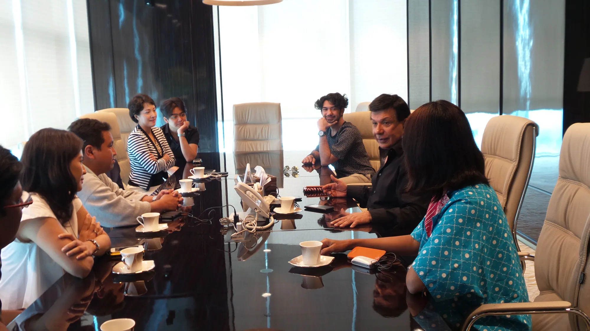 Beberapa pemain 3 SRIKANDI makan siang bersama Raam Punjabi/©MVP Pictures