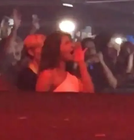 Priyanka jadi fan girl Nick Jonas di Singapura ©twitter/jjinwoos