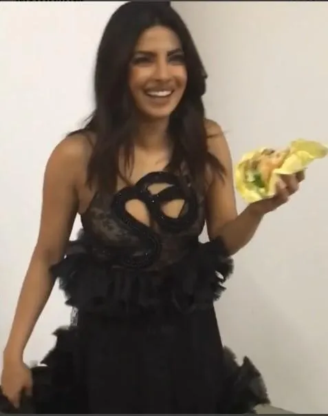 Rahasia tubuh indah Priyanka, burger ©instagram/priyankachopra