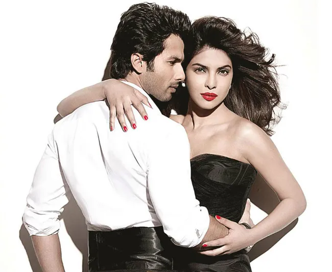 Priyanka Chopra dan Shahid saling pelukan di belakang panggung, sudah akur? ©indiatoday.intoday.in