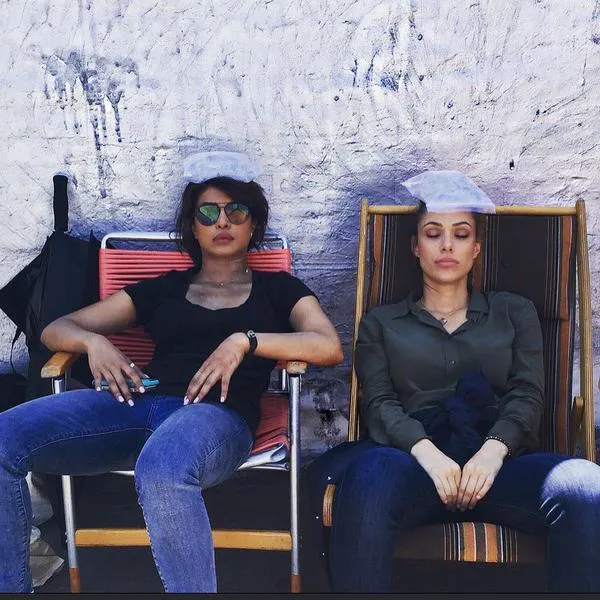 Ini dia Priyanka Chopra saat tampil lusuh usai syuting dan bersantai dengan es batu @instagram.com/priyankachopra