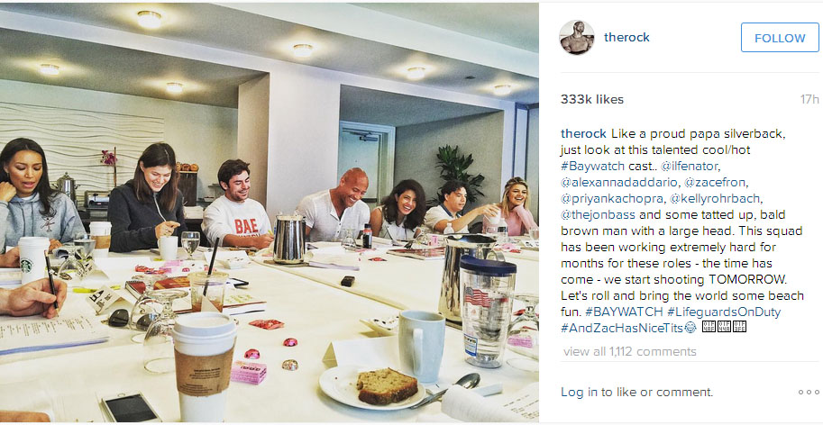 Priyanka Chopra tertawa lepas saat momen makan bareng © Instagram.com/therock