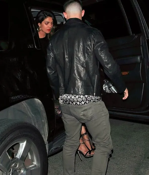 Nick Jonas membukakan pintu untuk Priyanka ketika mereka hendak makan malam ©bollywoodlife.com