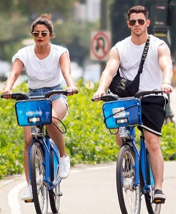 Priyanka Chopra dan Nick Jonas main sepeda di New York ©bollywoodlife.com