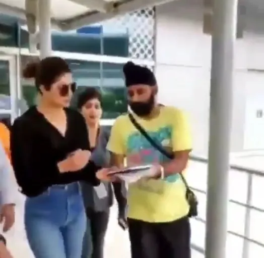 Priyanka sempat beri tanda tangan ke fans ©bollywoodlife.com