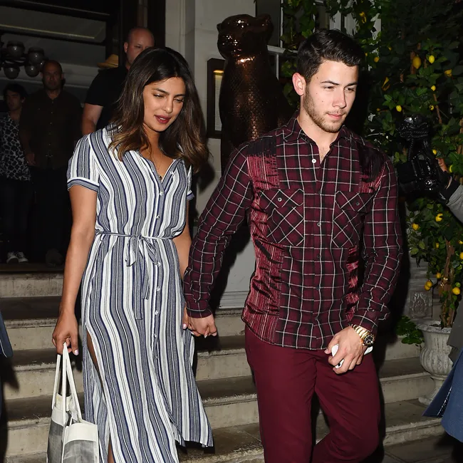 Priyanka Chopra dan Nick Jonas ketika keluar dari resto di London. Kabarnya, malam itulah mereka bertunangan ©indiatimes