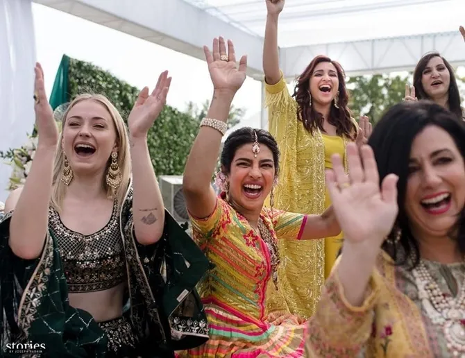 Keceriaan Priyanka Chopra dan keluarga di pesta pernikahannya (Credit: instagram.com/priyankachopra)