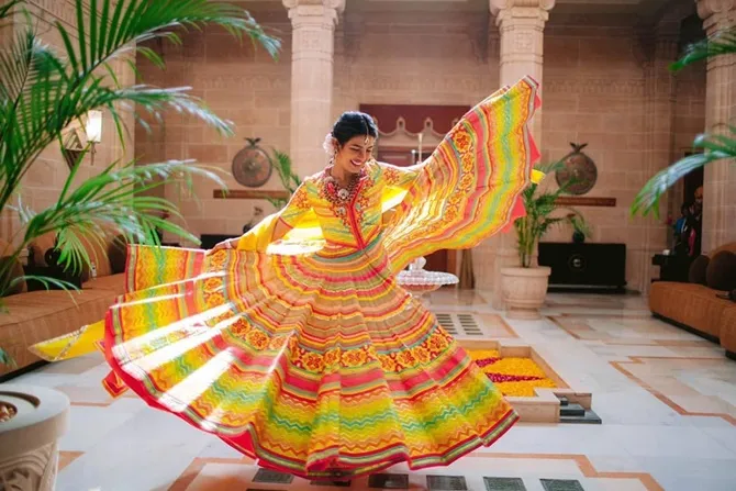 Priyanka Chopra pakai dress warna-warni di pesta pernikahannya (Credit: instagram.com/priyankachopra)