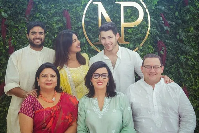 Ayah dan Ibu Nick Ikut Pakai Baju Tradisional India