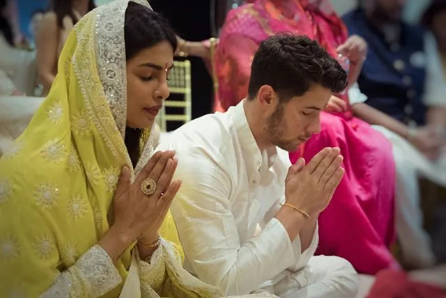 Nick Jonas Ikut Melakukan Puja