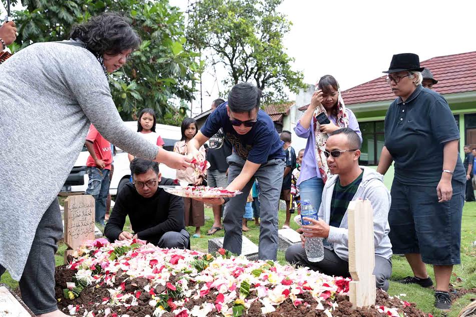 Project Pop saat datang ke makam Oon hari ini, Sabtu (14/1). ©KapanLagi.com/Fikri Alfi Rosyadi