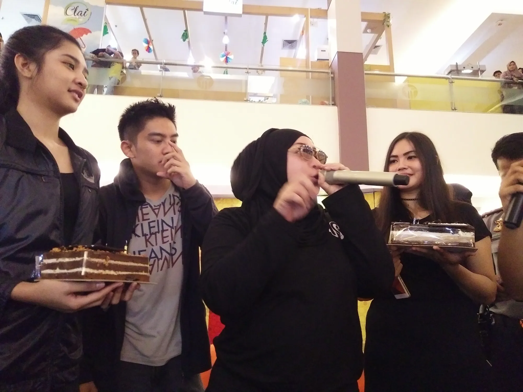 Melly Goeslaw diberi kejutan oleh Boy dan Mikha.