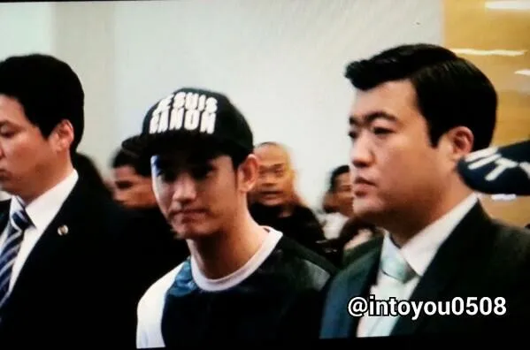 Kim Soo Hyun saat tiba di bandara Soekarno Hatta tadi malam (24/4) fantaken by: @intoyou