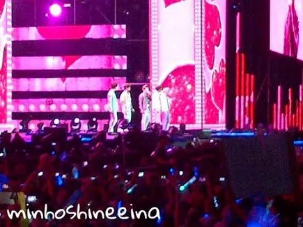 SHINee membawa nostalgia soundtrack drama Boys Before Flower, Stand By Me. ©minhoshineeina