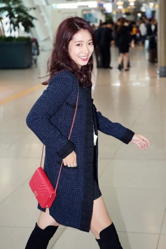 Park Shin Hye penuh senyum saat hendak terbang ke Paris © Herald DB