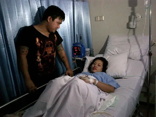 Posan Tobing mendamping sang istri