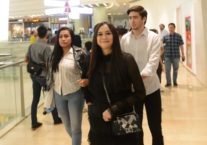 Aura Kasih dan sang suami © KapanLagi.com/Bayu Herdianto