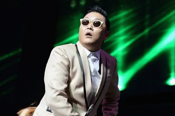 PSY, alkohol, dan operasi plastik. Wow. @www.rollingstone.com 
