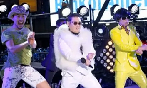 Aksi Horse Dance PSY bersama Noh Hong Chul dan Yoo Jae Suk ©soompi.com