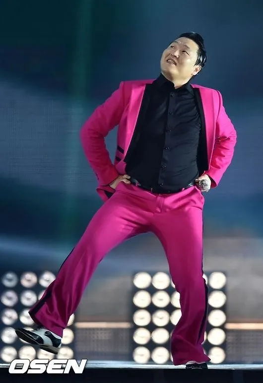 PSY terungkap menyumbangkan dana amal sebesar Rp 5,3 miliar untuk anak-anak yang membutuhkan. © OSEN