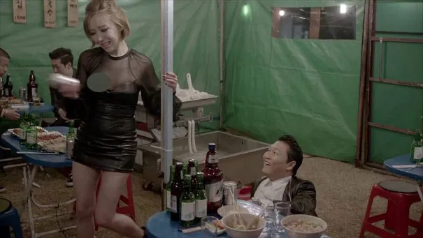 Bagian pribadi Ga In Tak sengaja terbuka di video klip PSY. ©jpopasia